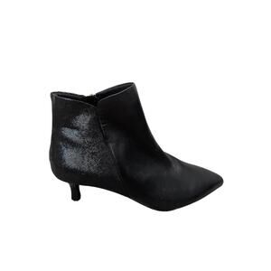 ROCKPORT Women's Black leather textured zip up bootie; size 9; shortie  boot